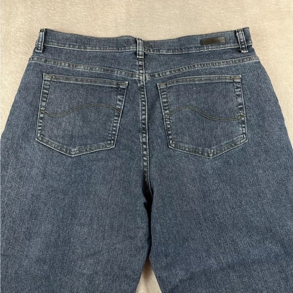 Lee Womens Relaxed Fit medium wash roll cuff cropped jeans size 16P - Picture 9 of 10